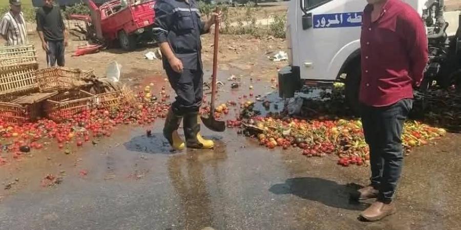 سقوط سيارة خضروات بطريق طلخا - شربين وإعادة فتح الطريق بعد رفع آثار الحادث