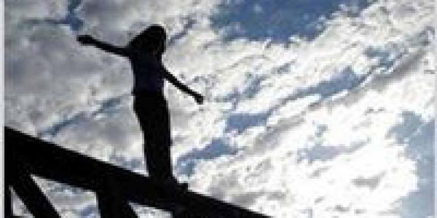 بعد قصة حب فاشلة.. فتاة تُنهي حياتها من أعلى عقار بالسلام