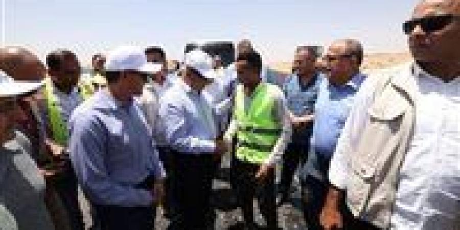 وزير النقل يتفقد مشروعات الطرق ومحاور النيل بالصعيد ويؤكد تسريع وتيرة التنفيذ