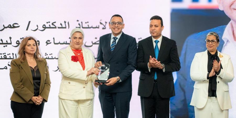 اللجنة الوطنية للقضاء على ختان الإناث تكرّم ا.د عمرو حسن تقديراً لإسهاماته في مكافحة ختان الإناث