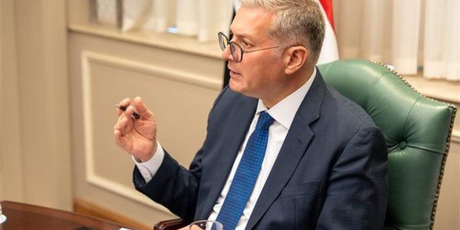 وزيرالبترول يبحث مع إيني الإيطالية خطط زيادة انتاج الغاز وحفر آبار جديدة