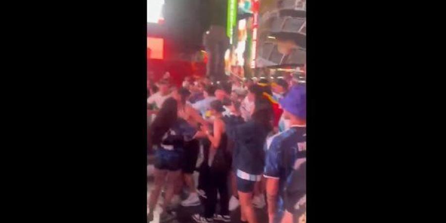 قبل ساعات من المباراة، اشتباكات بالأيدي بين مشجعي الجزائر والأرجنتين في نيويورك (فيديو)