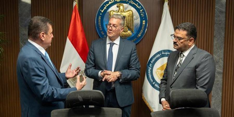 وزير البترول يشهد توقيع مذكرة تفاهم لتنفيذ مشروع تعديني صناعي متكامل
