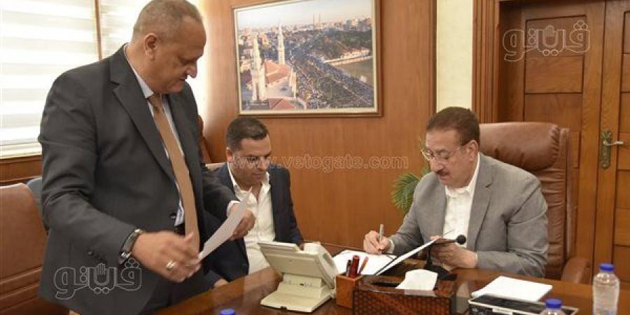 محافظ بورسعيد يهنئ أوائل الشهادة الإعدادية بالتفوق (صور)
