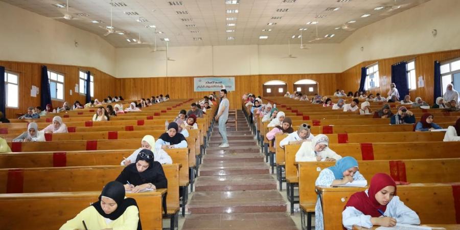 رئيس جامعة المنيا يتفقد امتحانات كلية التربية الفنية وبدء إعلان نتائج الكليات تباعًا
