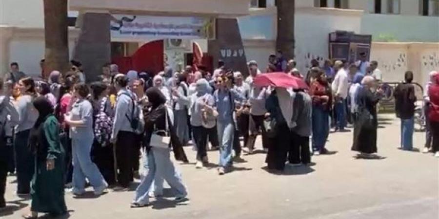 فرحة طلاب الثانوية العامة في الأقصر لسهولة امتحاني الدين والتربية الوطنية (صور)