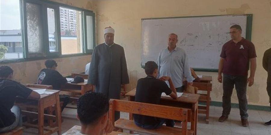 مدير المنطقة الأزهرية بالإسماعيلية يتابع امتحان الإحصاء للقسم الأدبي بالثانوية