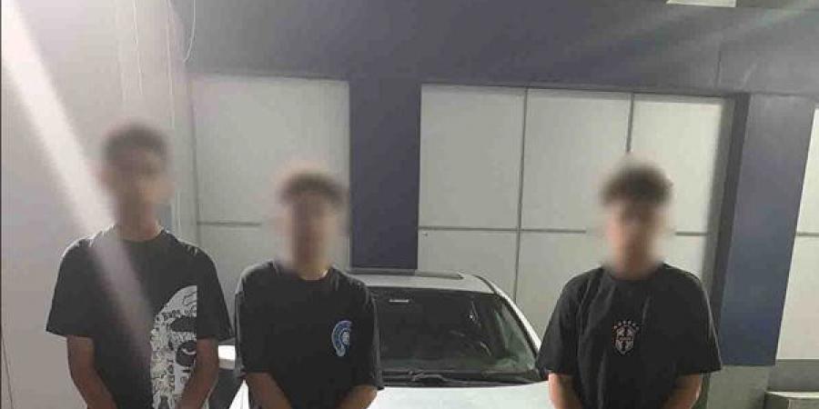 ضبط طالب يقود سيارة برعونة وبرفقته طالبان في وضع خطير أعلى النوافذ بالقاهرة
