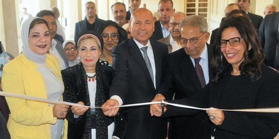 وزيرة الثقافة تفتتح معرض سهير عثمان "الهوية وأنا" بالأوبرا (صور)