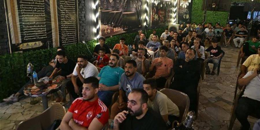 أجواء مونديالية في شبرا الخيمة، الجماهير تحتشد على المقاهي لمتابعة مباراة مصر ونيوزيلندا (صور)