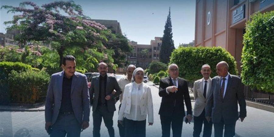«تجارة عين شمس» تحتفل بتخريج الدفعة الأولى من البرنامج التأهيلي للتدريس بالإنجليزية