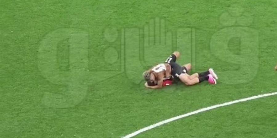 احتفال خاص بين إمام عاشور وأحمد فتوح بعد فوز مصر على نيوزيلندا