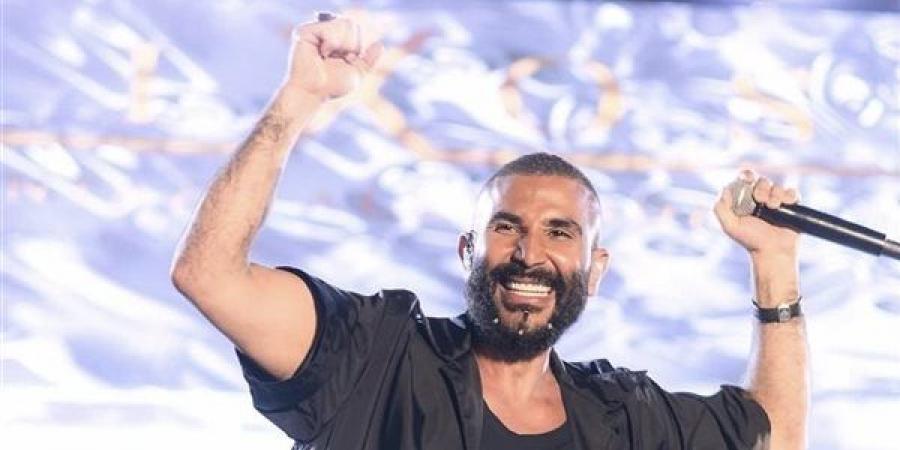 أحمد سعد يقص شعره ويزيل حلقات الزينة من دقنه أمام الجمهور: توبت عن أي حاجة غريبة (فيديو)