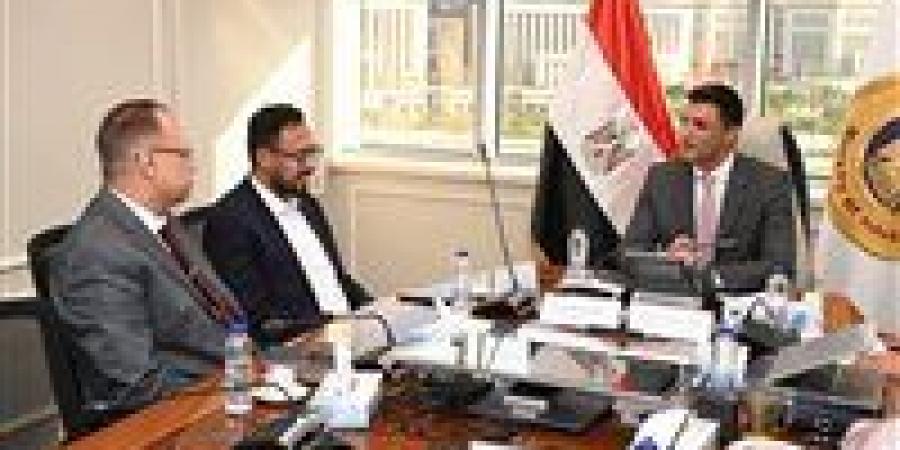 وزير الصناعة يبحث مع مسؤولي شركة جوتن مصر للدهانات خططها التوسعية وجهود تعميق التصنيع المحلي