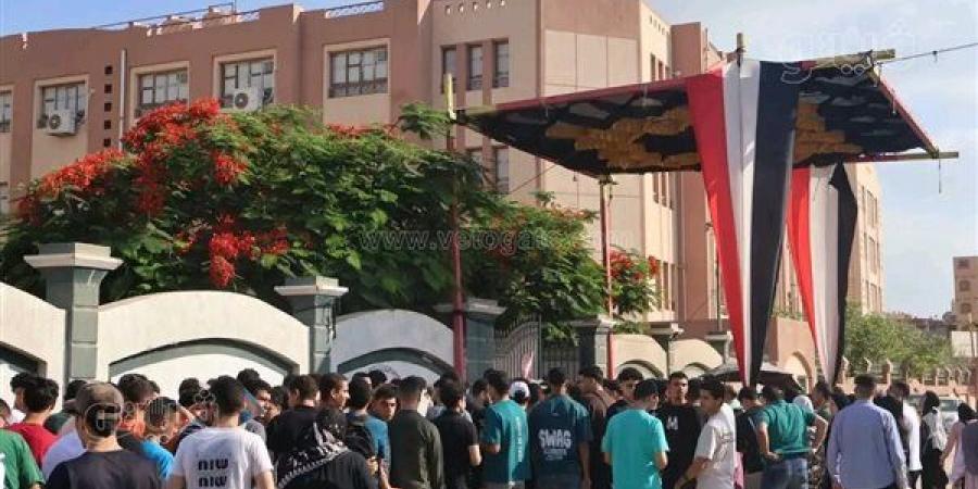69 ألفًا و684 طالبًا بالثانوية العامة يؤدون اليوم امتحانات الاقتصاد والإحصاء واللغة الأجنبية الثانية