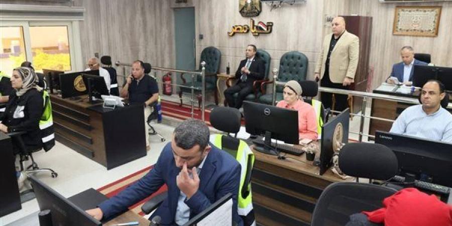 محافظ المنوفية يتابع انتظام امتحانات الثانوية العامة داخل مركز سيطرة الشبكة الوطنية