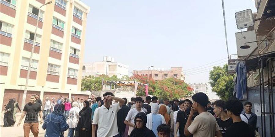 ارتياح بين طلاب الثانوية العامة بالشرقية لسهولة امتحان اللغة الأجنبية الثانية (فيديو وصور)