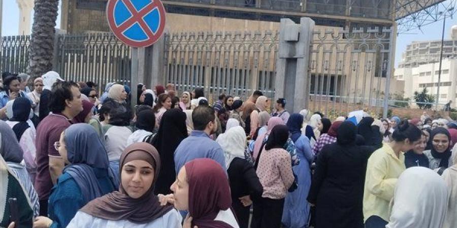 اللغة الأجنبية الثانية ترسم البسمة على وجوه طلاب الثانوية العامة بالإسكندرية (فيديو)