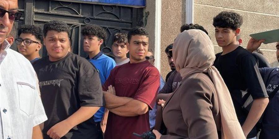 التفاؤل يسبق جرس الامتحان، طلاب الثانوية العامة يتوافدون على مدرسة الشهيد أحمد محمد بالجيزة