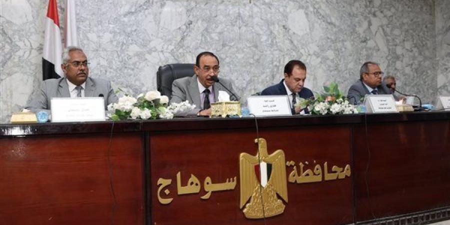 محافظ سوهاج يعقد اجتماعًا مع رؤساء ونواب الوحدات المحلية الجدد عقب حركة التنقلات الأخيرة
