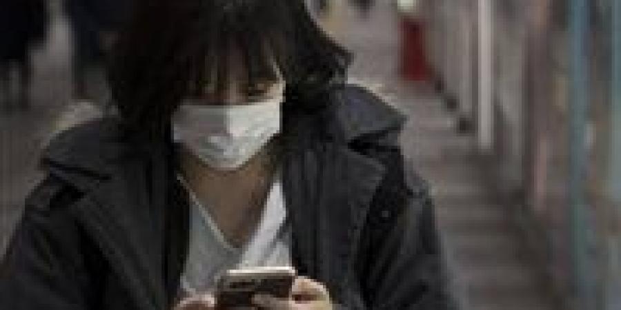 هاتفك الذكي أخطر من مقعد المرحاض؟.. خبراء يحذرون من الجراثيم المختبئة على الشاشات