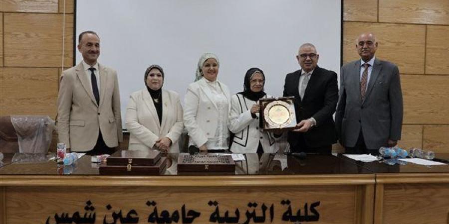 تربية عين شمس تحتفل بتخريج الدفعة الأولى من برنامج رفع كفاءة التدريس باللغة الإنجليزية