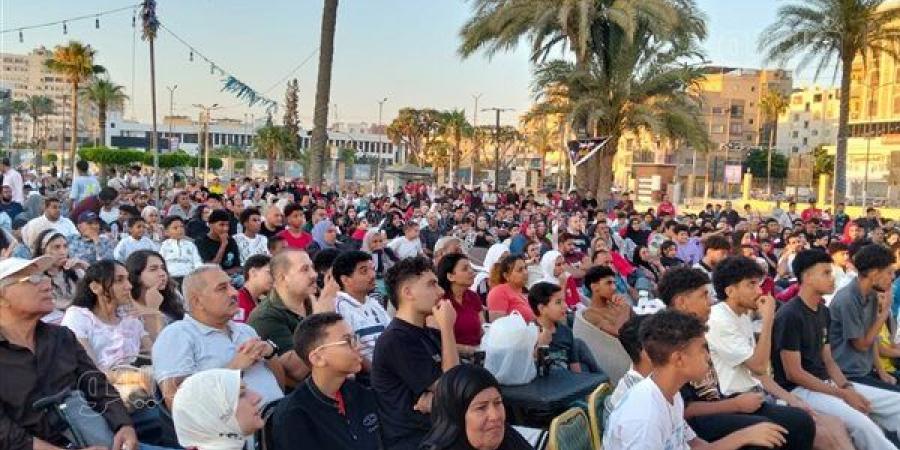 زحام أمام شاشات العرض بالإسماعيلية لمتابعة مباراة منتخب مصر وإيران (صور)