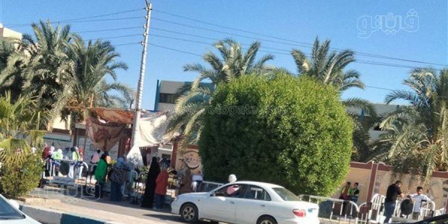 تحت أشعة الشمس الحارقة، أولياء الأمور يساندون طلاب الثانوية العامة أمام اللجان بالوادي الجديد