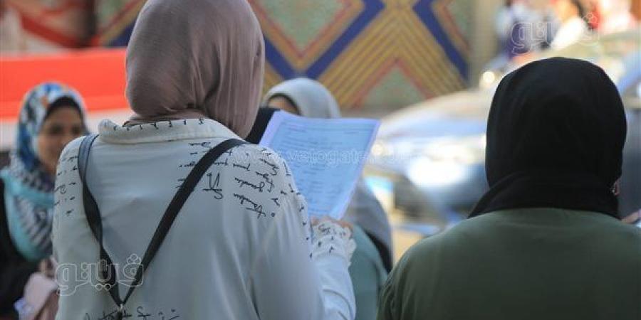 امتحانات الثانوية العامة 2026، الطلاب في مراجعة نهائية أمام اللجان قبل أداء اللغة العربية