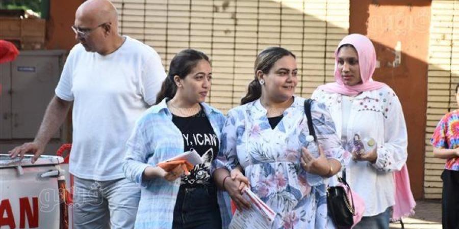 ضبط 3 سماعات إلكترونية بحوزة ثلاث طالبات أثناء التفتيش الذاتي فى قنا