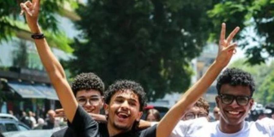طلاب الثانوية العامة يشكون من صعوبة جزئيات بعض امتحان العربى