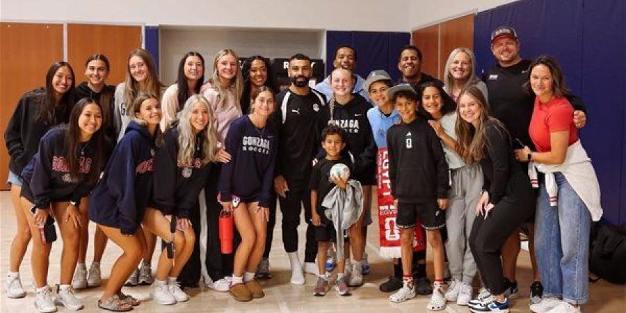 قميص منتخب مصر وصور جماعية إهداء لجامعة جونزاجا في "سبوكين" (صور)