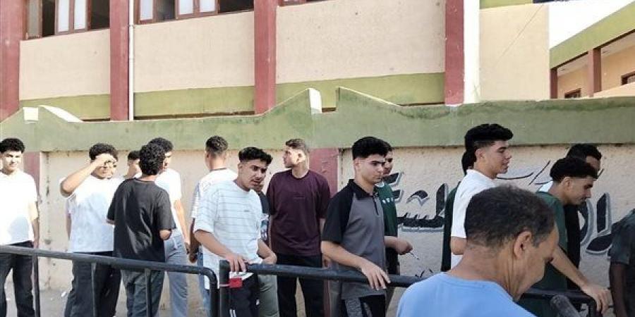 إجراءات تفتيش مشددة لطلاب الثانوية العامة بالإسماعيلية قبل بدء امتحاني الكيمياء والجغرافيا