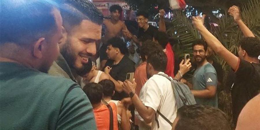 أهالي الإسكندرية يحتفلون بتأهل منتخب مصر لدور الـ 16 في الشوارع (صور)
