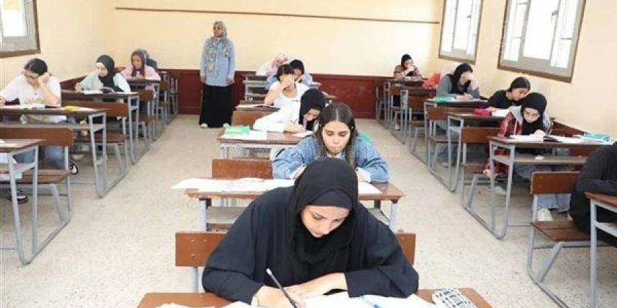 طلاب ثانوية المتفوقين يؤدون امتحان الفرصة الثانية وسط أجواء هادئة ومنضبطة
