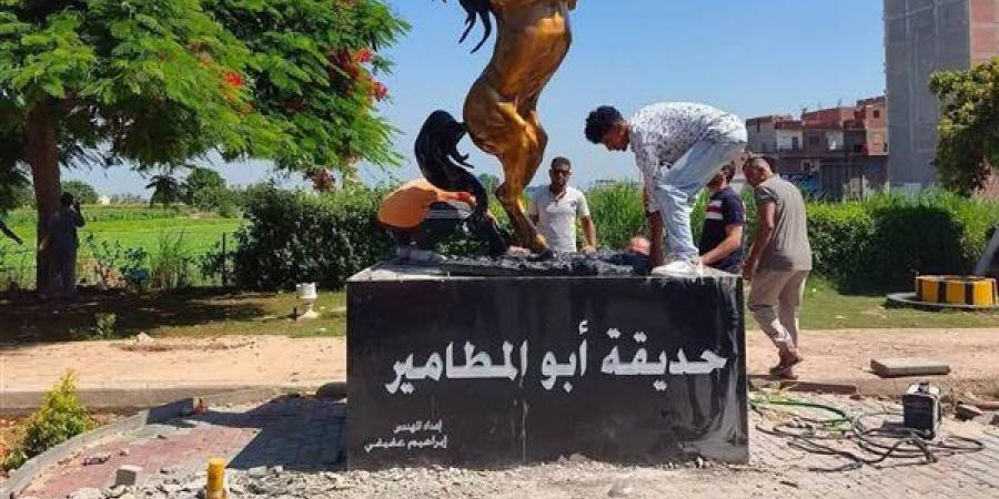 بعد إزالة "الغوريلا الحمراء"، حصان أصفر يتصدر حديقة أبو المطامير في البحيرة (صور)