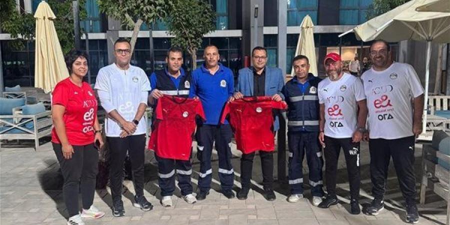 الجهاز الفني لمنتخب الشباب يكرم طاقم إسعاف مدرب الحراس