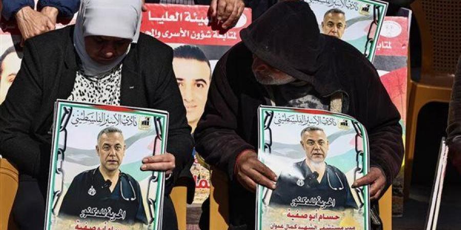 هآرتس: حسام أبو صفية في خطر ويتعرض للإغماء يوميا نتيجة التعذيب العنيف في سجن "نيتسان"
