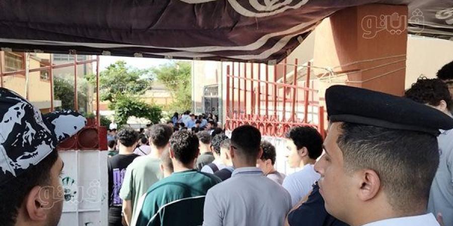 توافد طلاب الثانوية على لجان الإسماعيلية لأداء امتحان اللغة الإنجليزية وسط إجراءات مشددة (صور)