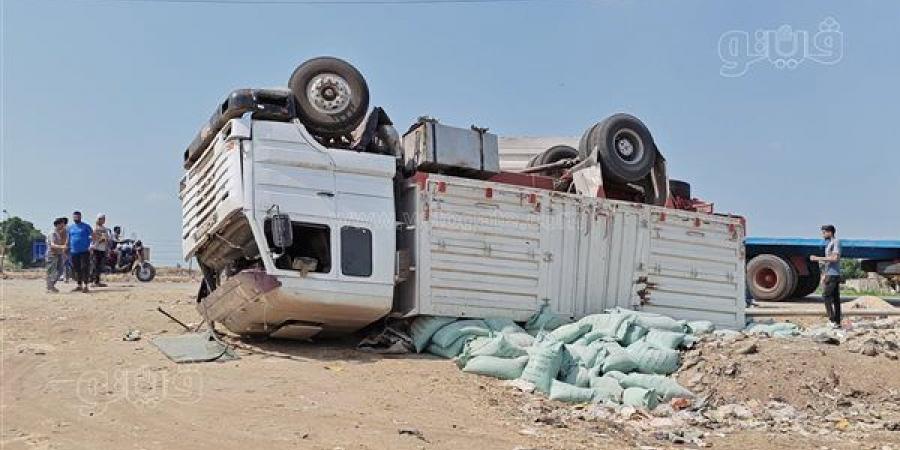 إصابة شخصين في انقلاب سيارة محملة بالدقيق على طريق طنطا - السنطة بالغربية (فيديو)