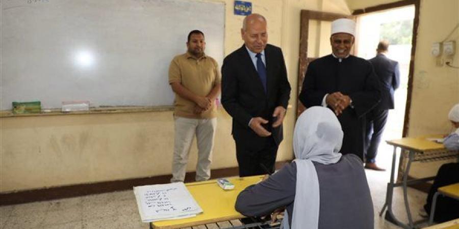 محافظ القاهرة ورئيس المعاهد الأزهرية يتفقدان لجان امتحانات الثانوية بالمعادي