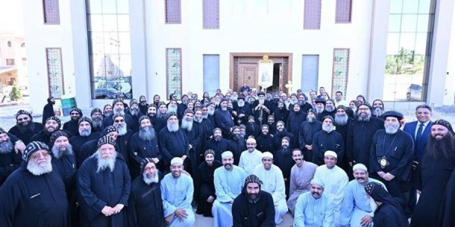 البابا تواضروس يتلقى تقريرا عن الخدمة في دير الأنبا بيشوي بوادي النطرون