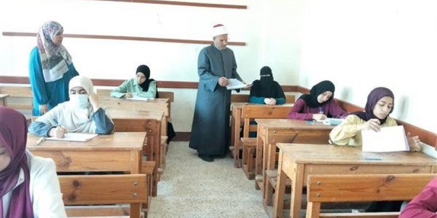 ختام العلمي، رئيس الإسماعيلية الأزهرية يتابع امتحان الأدب والنصوص بلجنة فتيات القنطرة شرق