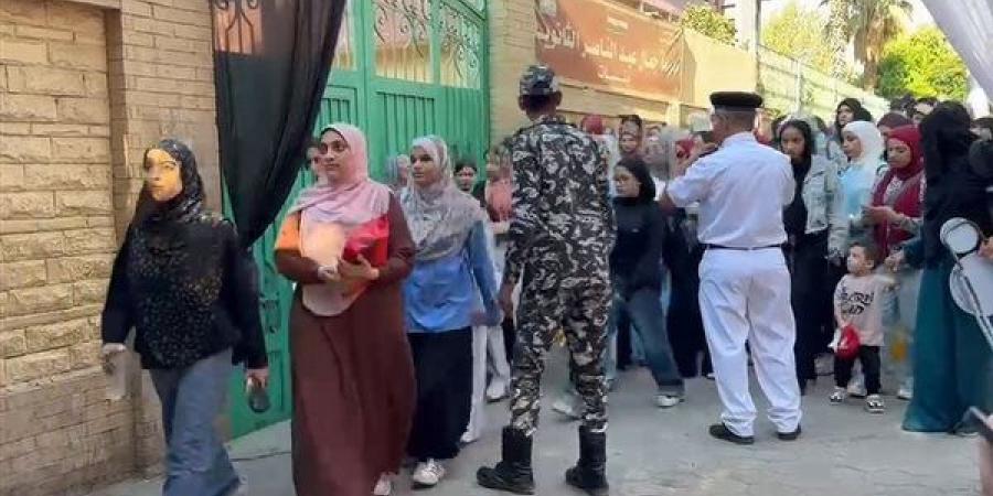 قبل الزحام، طلاب الثانوية العامة يعجلون بدخول اللجان لأداء امتحاني "الفيزياء والتاريخ"