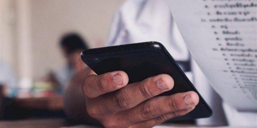 ثمنها ألف دولار، ضبط طالب بسماعة ذكية خلال امتحان الفيزياء بالقليوبية وتدخل طبي لاستخراجها