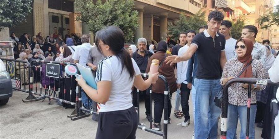 بالمراوح والمياه، دخول طلاب الثانوية العامة اللجان لأداء امتحاني الفيزياء والتاريخ بالدقهلية