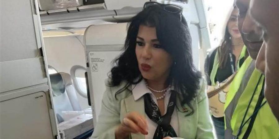 رئيس مصر للطيران للخدمات تتابع عملية تحضير الوجبات للمسافرين