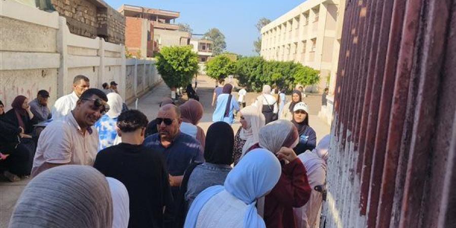 73 ألف طالب بالثانوية العامة بالدقهلية يؤدون اليوم امتحان "الفيزياء والتاريخ"