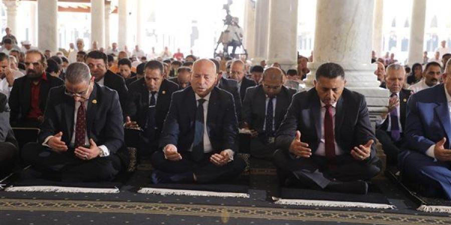 احتفالا بالعيد القومي، محافظ القاهرة يؤدى صلاة الجمعة في أقدم مسجد بأفريقيا