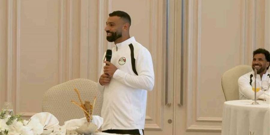 أمام السيسي، صلاح ممازحًا: "نريد بطولات مع حسام حسن، وده مش معناه إنه جدد"